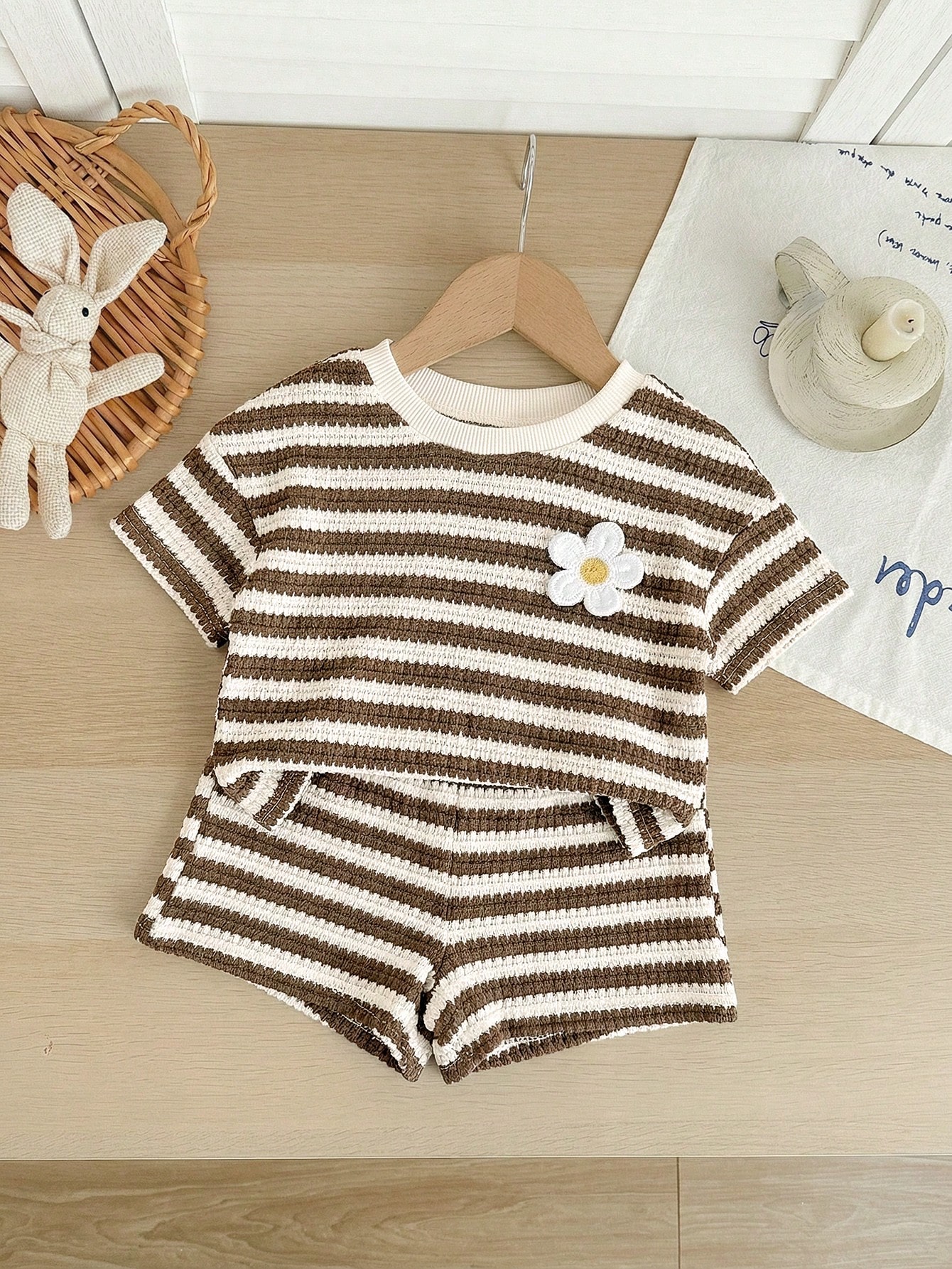 http___img.ltwebstatic.com_v4_j_pi_2026_02_26_e4_1772071514f5ce8a665c8b0057e453dd94ed70d436 SHEIN LMoss Kids LMoss Baby Girl Summer Casual Striped Floral Decor Short Sleeve T-Shirt And Shorts Set Brown Baby Set Baby Summer Set Baby Girl Brown Set Brown Striped Outfit Baby Summer Outfits Baby Short Sets Flower 2 Pieces Set Summer Clothes Sets Matching Striped Set - Image 1